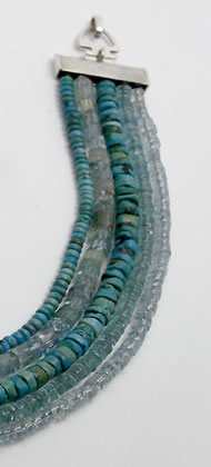 Bead necklace with clasp detail